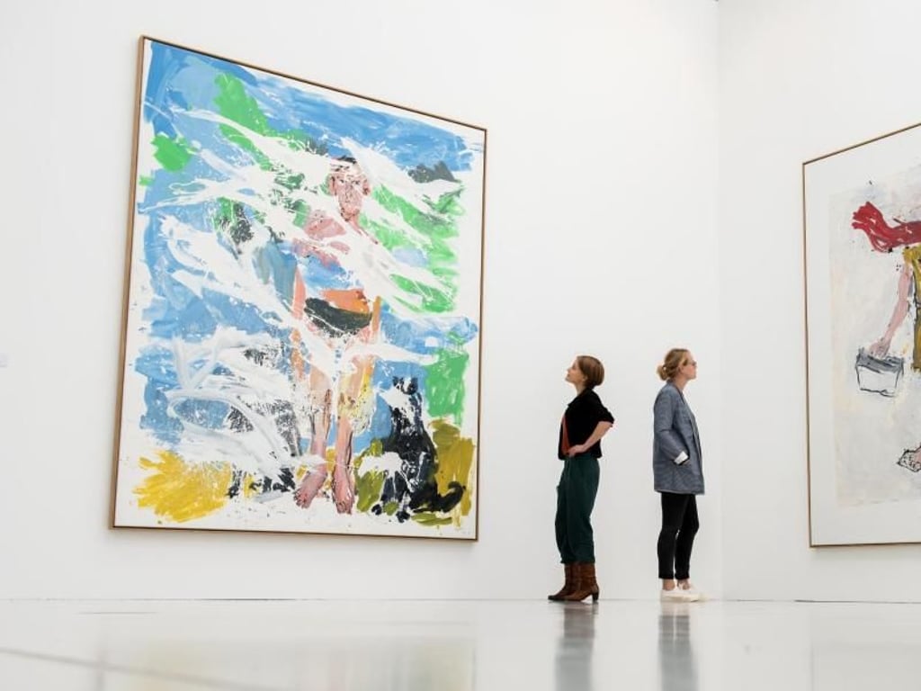 «B. für Larry» (l) und «Der neue Typ» von Georg Baselitz an. Foto: Daniel Bockwoldt