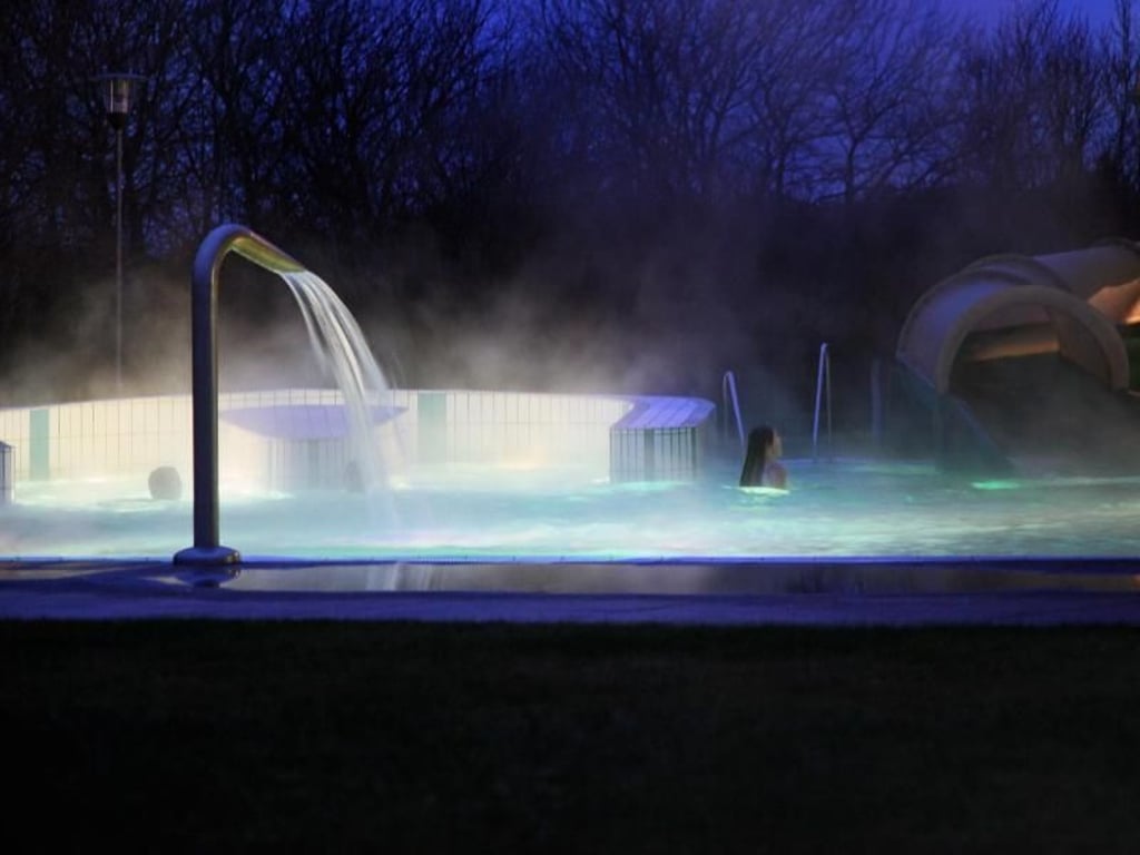 Die Luft ist kalt, das Wasser warm: Im Außenbecken vom Aquaföhr lässt sich auch im Winter entspannen. Foto: Föhr Tourismus GmbH