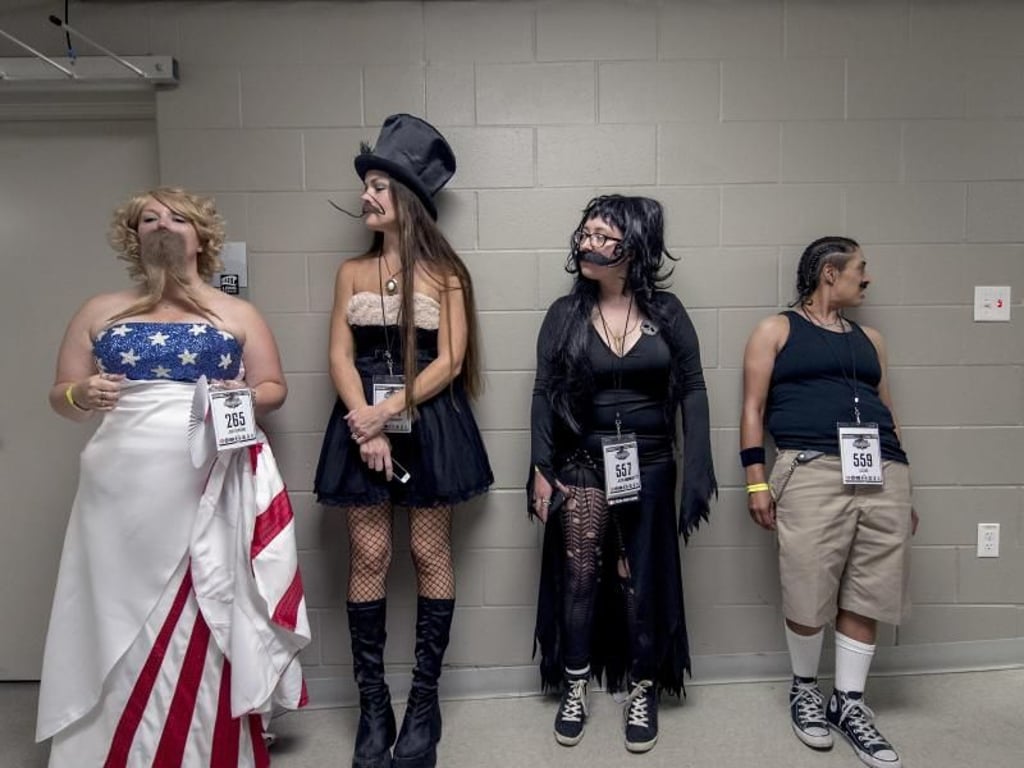 An dem Wettbewerb dürfen auch sogenannte «Krähenfüße» teilnehmen - Frauen, die sich mit künstlichen Bärten zieren. Foto: Brian Cahn/ZUMA Wire