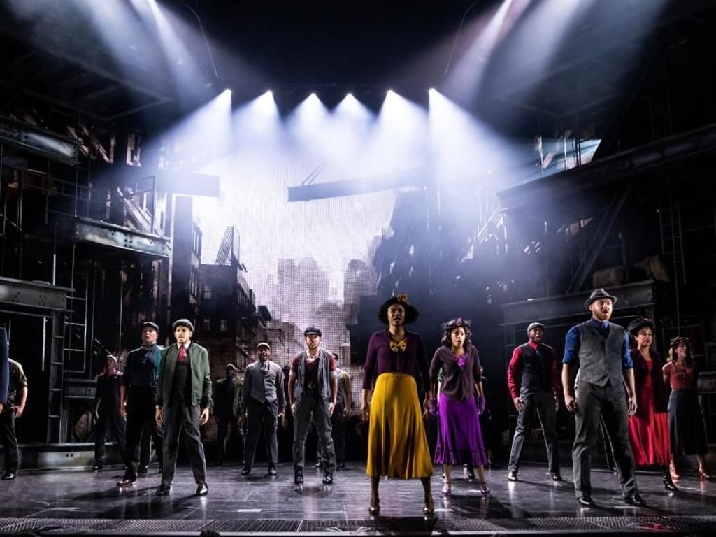 Die Berlinerin Khadija Tariyan (vorne im gelben Rock) am Broadway im Musical "King Kong". Foto: Matthew Murphy