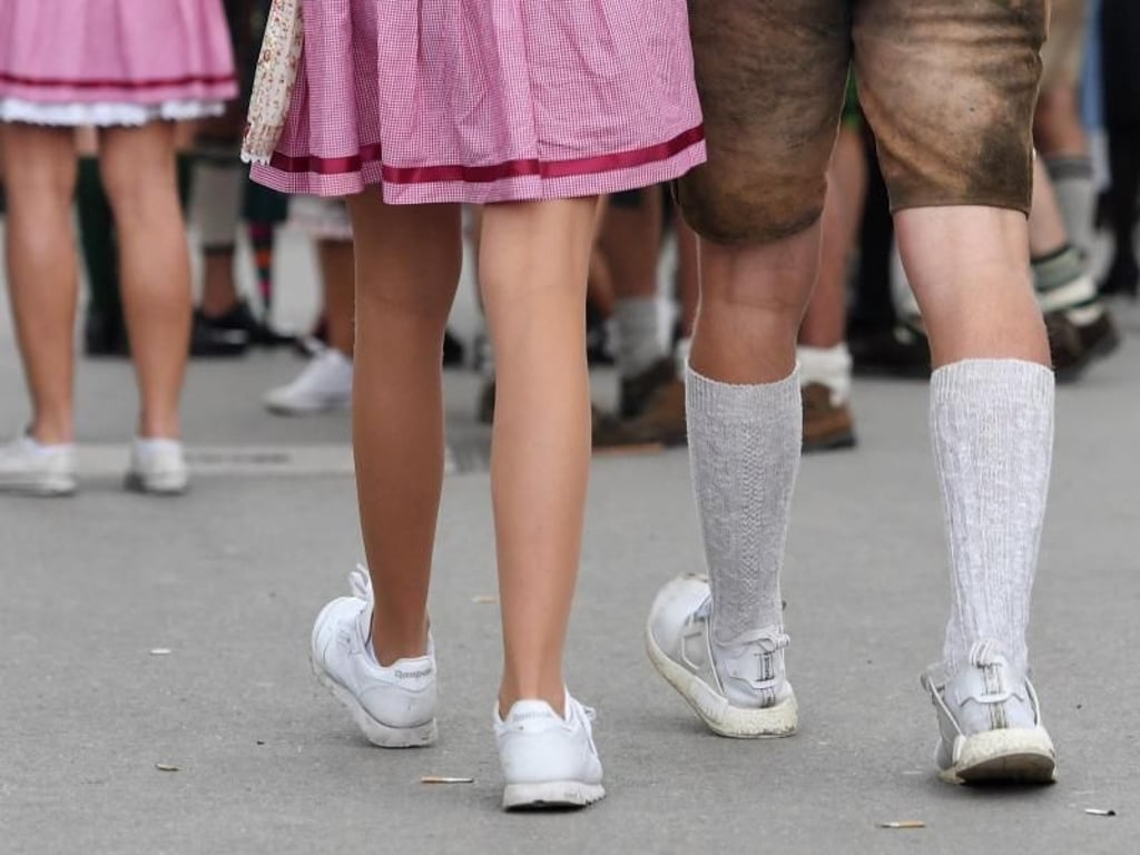 Neben dem traditionellen Haferlschuh sieht man immer mehr weiße Turnschuhe. Foto: Tobias Hase