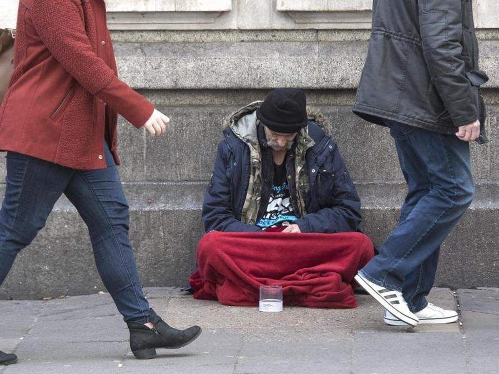 Ein Obdachloser sitzt vor der Victoria Station in London. FotoÖ: Victoria Jones/PA Wire Foto: Victoria Jones