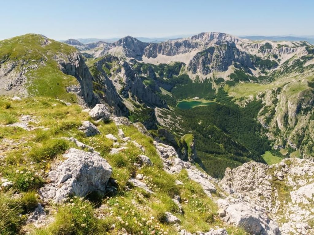 Blick vom Maglic hinüber nach Montenegro und zum Trnovacko-See - das Gebirge hier auf dem Balkan ist ziemlich einsam. Foto: Philipp Laage
