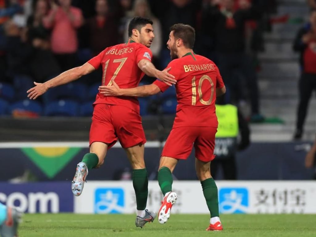 Portugals Goncalo Guedes (l) feiert mit Bernardo Silva sein Tor zum 1:0. Foto: Mike Egerton/PA Wire