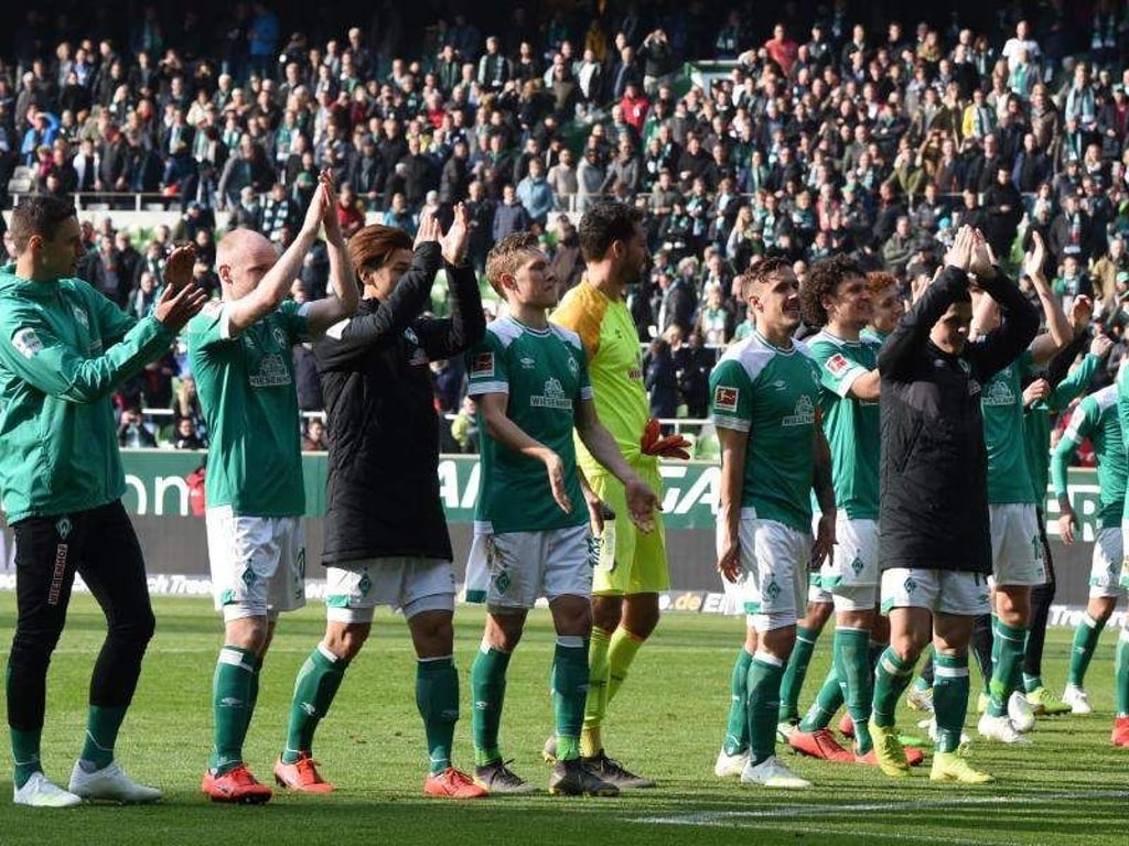 Die Bremer Spieler bedanken sich nach dem Sieg gegen Freiburg bei ihren Fans. Foto: Carmen Jaspersen