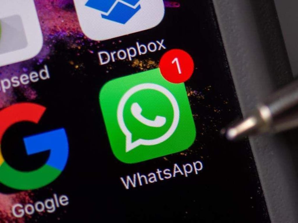 Das WhatsApp-Logo ist auf dem Display eines Smartphones zu sehen. Foto: Arno Burgi/Archiv