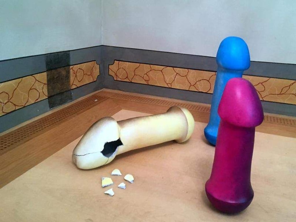 Die zerstörte Penis-Skulptur «I am not a Toy» der Künstlerin Anna Maria Bieniek im Kunstpalais Erlangen. Foto: Anna Maria Bieniek