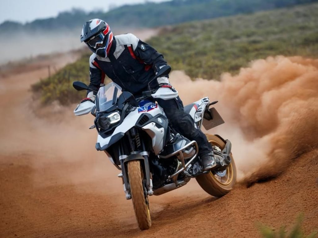Für auf und neben der Piste: Die BMW R 1250 GS ist eine große Reiseenduro. Foto: Joerg Kuenste/BMW AG