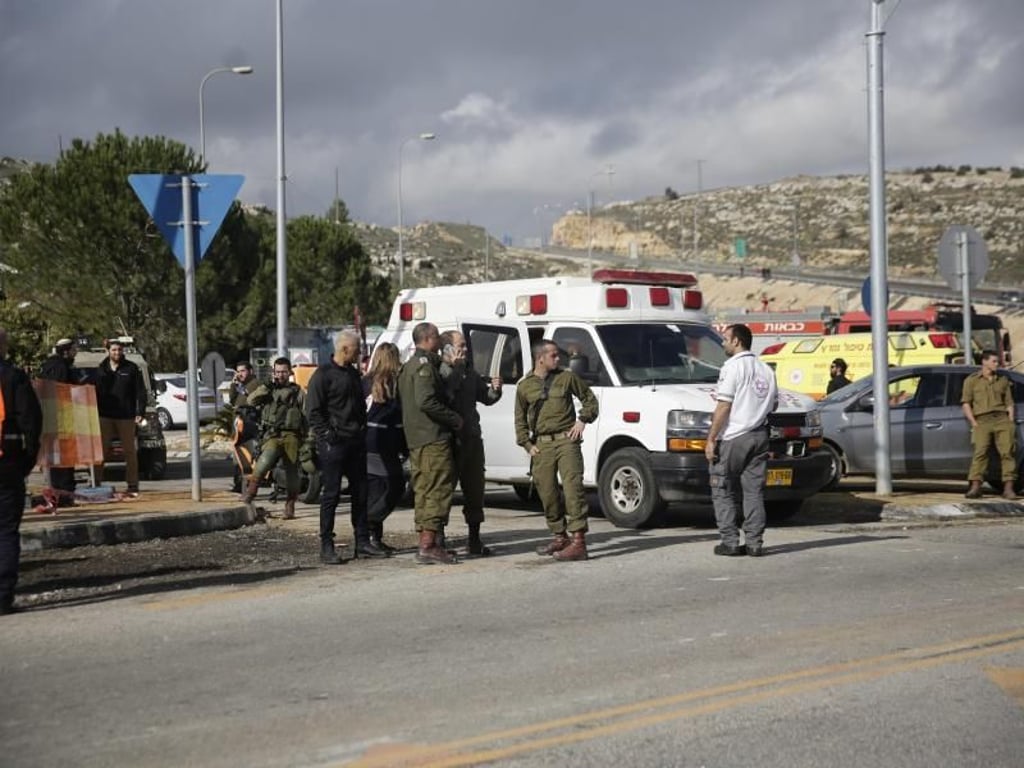 Israelische Soldaten bei der Siedlung Giv'at Asaf in der Nähe des Anschlagsortes. Foto: Mahmoud Illean/AP
