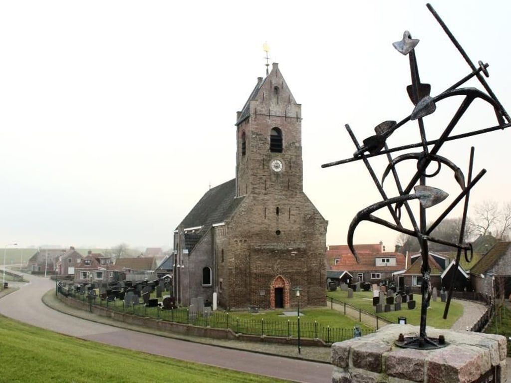 Die Kirche in Wierum stammt aus dem 11. Jahrhundert. In dem kleinen Ort soll demnächst ein Pier mit Pavillon ins Wattenmeer gebaut werden. Foto: Bernd F. Meier/dpa-tmn
