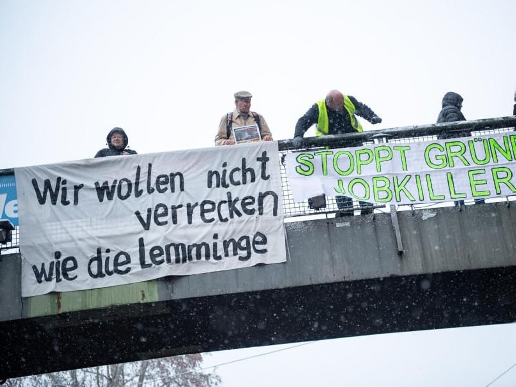 Befürworter und Gegner des Dieselfahrverbots in Stuttgart. Foto: Sebastian Gollnow