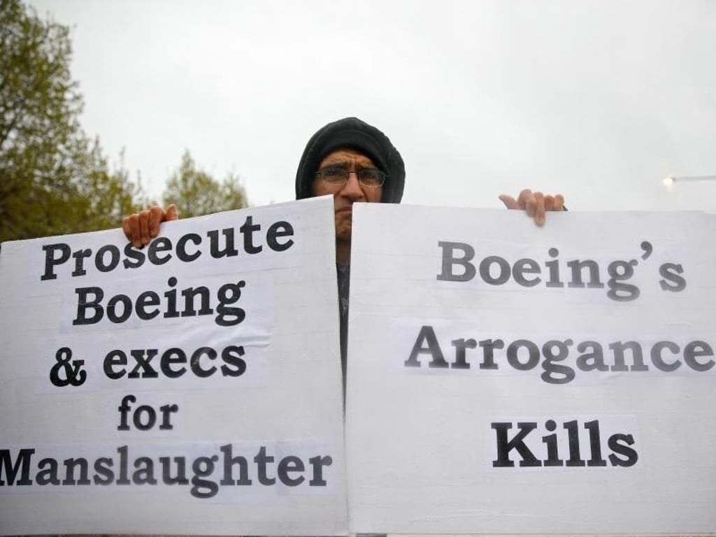 Ein Demonstrant protestiert am Ort der Hauptversammlung in Chicago. Foto: Jim Young/P