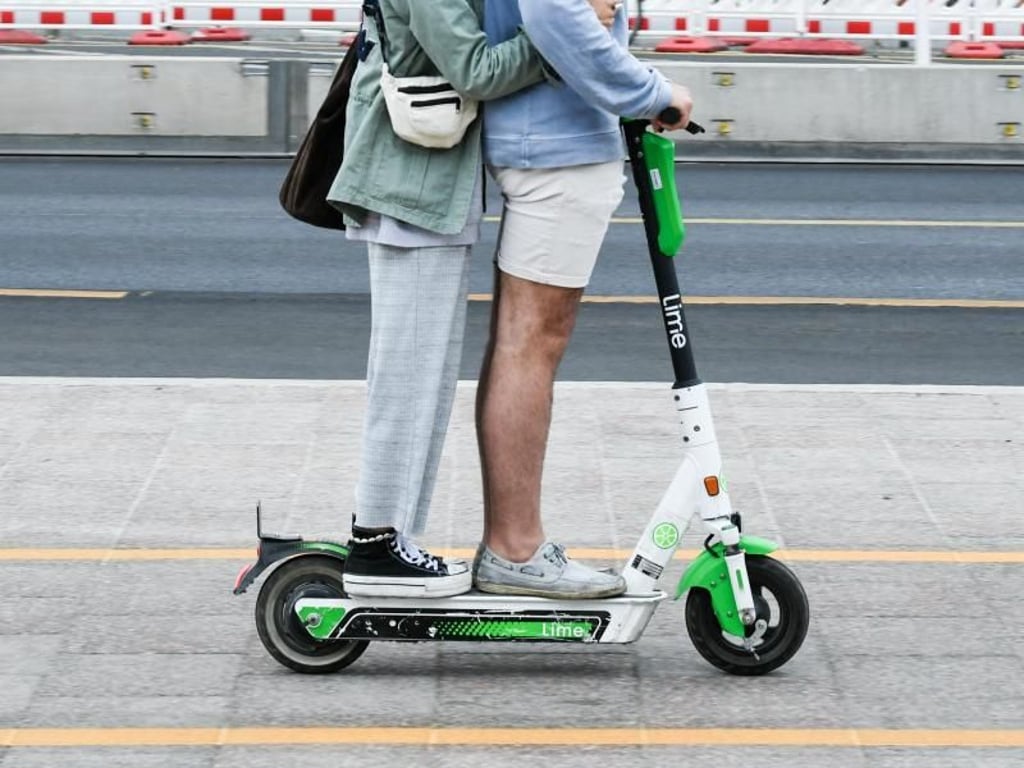 Verboten, aber in den Großstädten häufig zu sehen: Zwei Personen auf einem E-Tretroller. Foto: Jens Kalaene