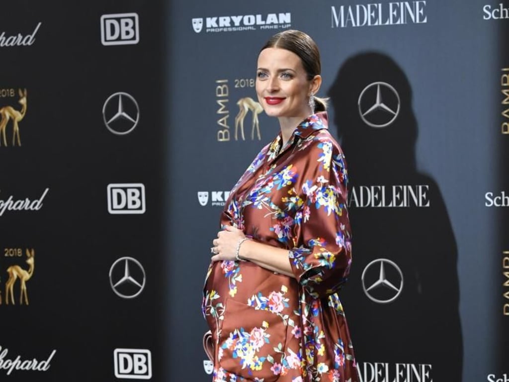Eva Padberg zeigt stolz ihren Babybauch. Foto: Jens Kalaene