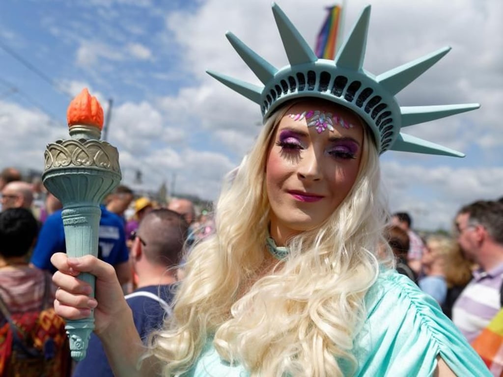 Die Freiheitsstatue hat es bis nach Köln geschafft - 50 Jahre «Stonewall»-Proteste. Foto: Henning Kaiser