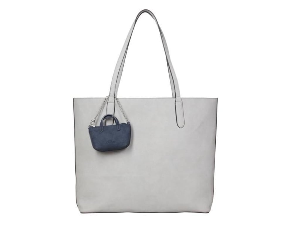Entweder die trendigen Handtaschen wirken, als wären es zwei - oder es sind sogar zwei: s.Olivers Red Label zum Beispiel hängt eine Minitasche an den großen Shopper (Tasche ca. 60, Anhänger ca. 13 Euro). Foto: s.Oliver