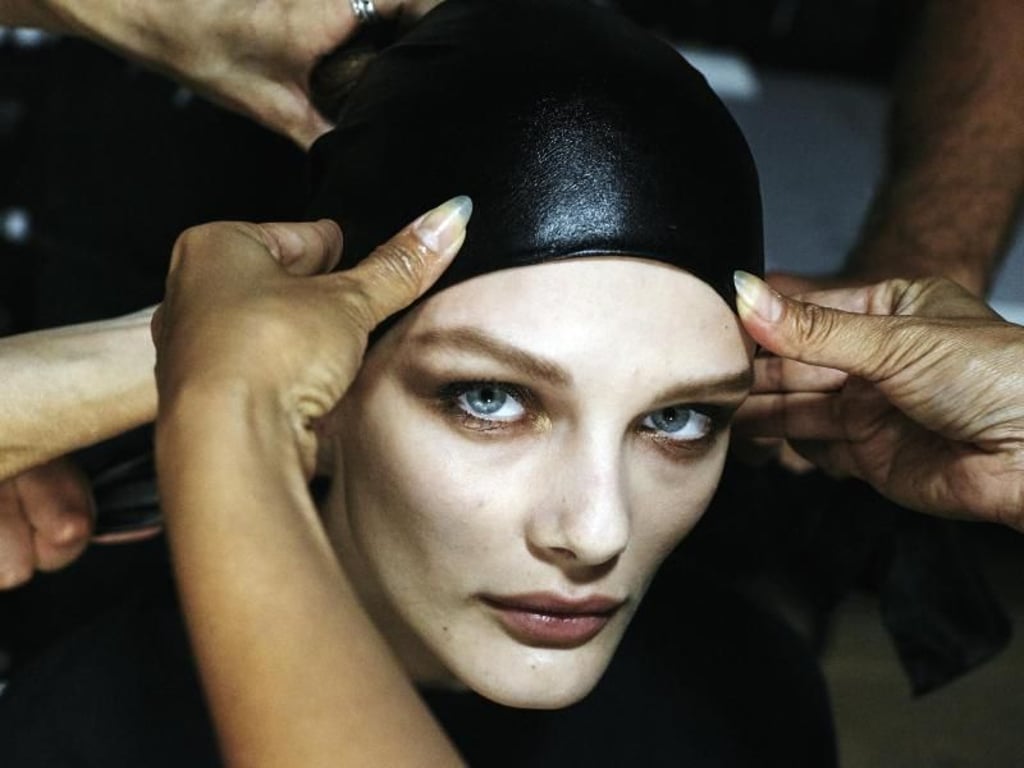 Ein Model bereitet sich hinter der Bühne auf die Tom-Ford-Show vor. Foto: Andres Kudacki/FR170905 AP