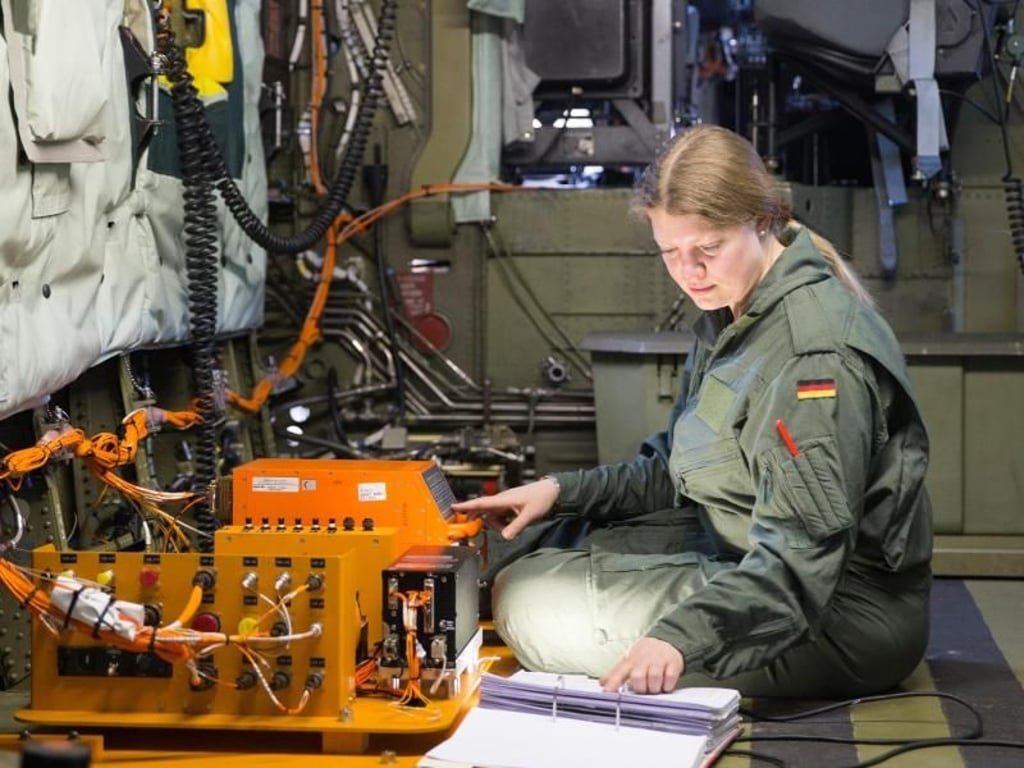 Bei der Bundeswehr ist es möglich, eine Reihe von technischen Berufen zu erlernen. Angela Baumert ist Messingenieurin bei der Wehrtechnischen Dienststelle für Luftfahrzeuge und Luftfahrtgerät der Bundeswehr in Manching. Mit ihrem Team entwickelt sie auftragsbezogen Messanlagen für Hubschrauber. Foto: Bundeswehr/Markus Rotter