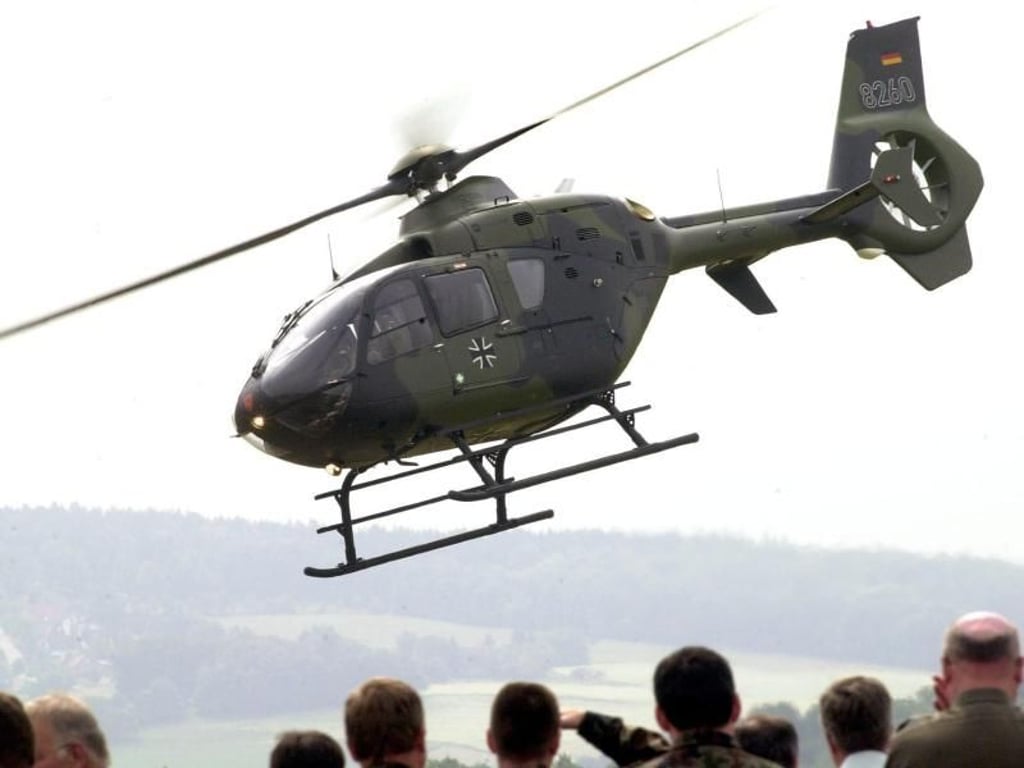 Ein Schulungshubschrauber der Bundeswehr vom Typ «EC 135» ist in Niedersachsen abgestürzt. Foto: Holger Hollemann