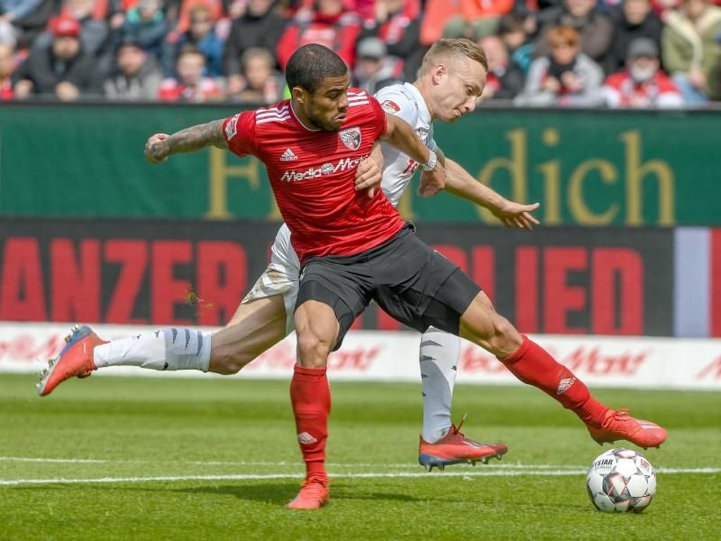 Ingolstadt Paulo Otavio (l) beim Zweikampf mit dem Kieler Jannik Dehm. Foto: Armin Weigel