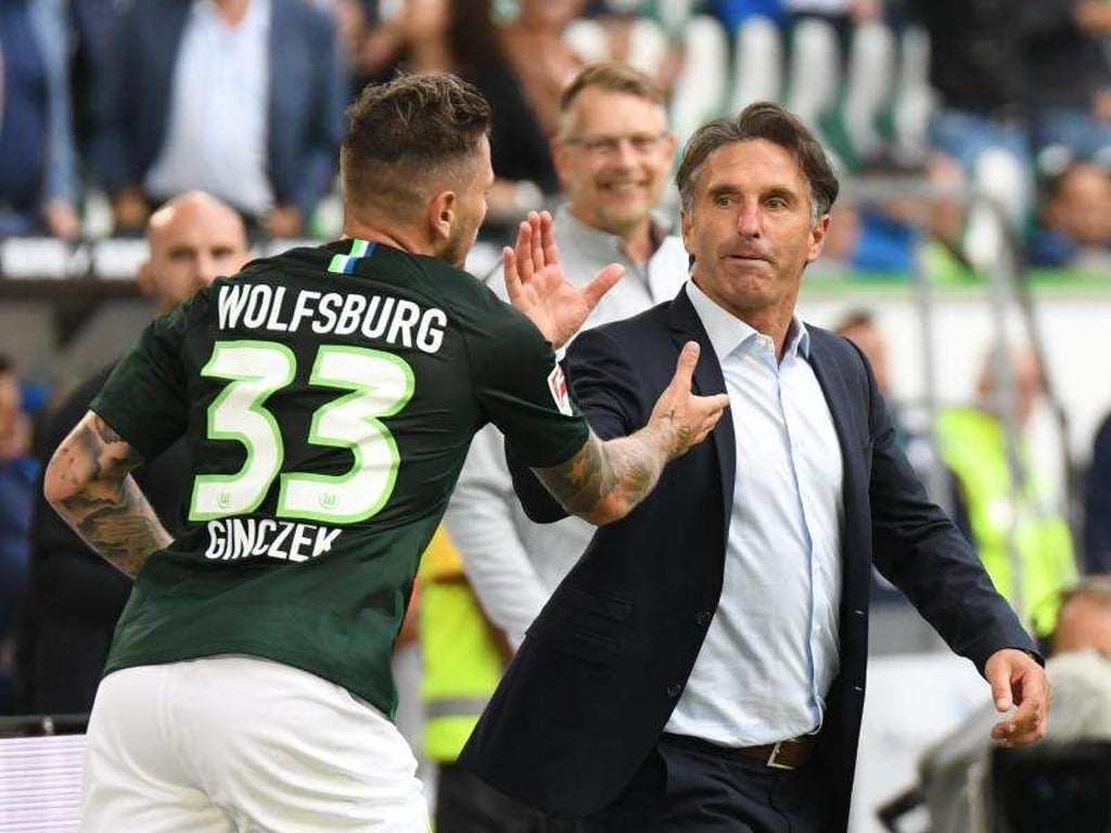 Wolfsburgs Torschütze Daniel Ginczek klatscht nach dem 2:1-Treffer mit Trainer Bruno Labbadia (r) ab. Foto: Peter Steffen
