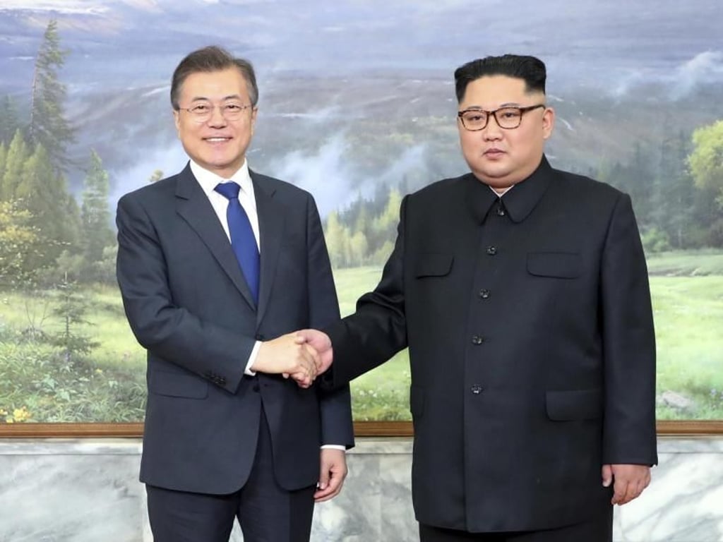 Moon Jae In, Präsident von Südkorea (L), zusammen mit dem Machthaber in Nordkorea, Kim Jong Un. Foto: South Korea Presidential Blue House via Yonhap/AP
