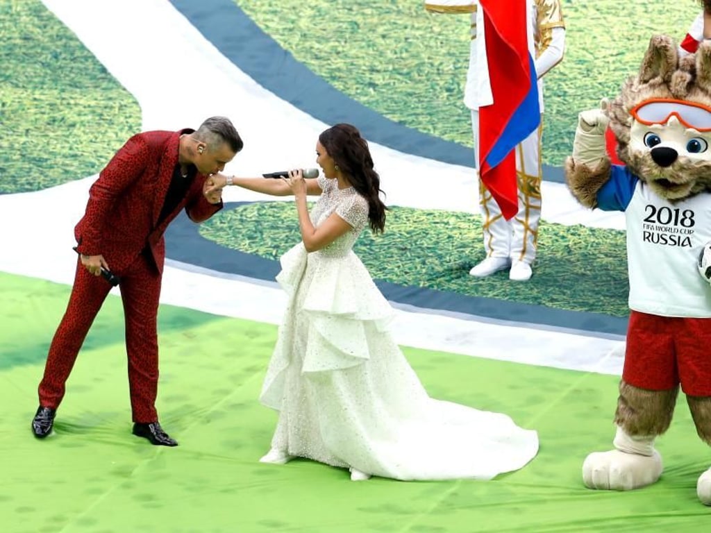 Ein Handkuss von Robbie Williams für die russische Opernsängerin Aida Garifullina. Foto: Victor Caivano