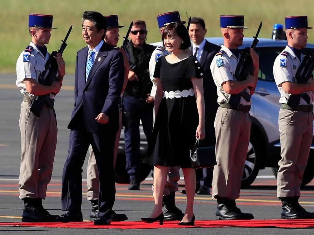 Shinzo Abe, Premierminister von Japan, und seine Frau Akie Abe bei der Ankunft in Biarritz. Foto: Peter Dejong/AP