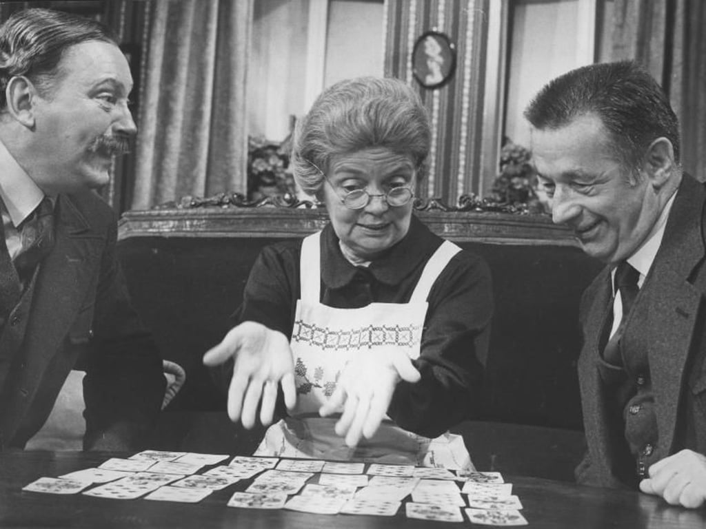 Bobby Burg (l), Heidi Kabel und Joachim Wolff in dem Theaterstück «Die Kartenlegerin». Foto: St. Pauli Theater