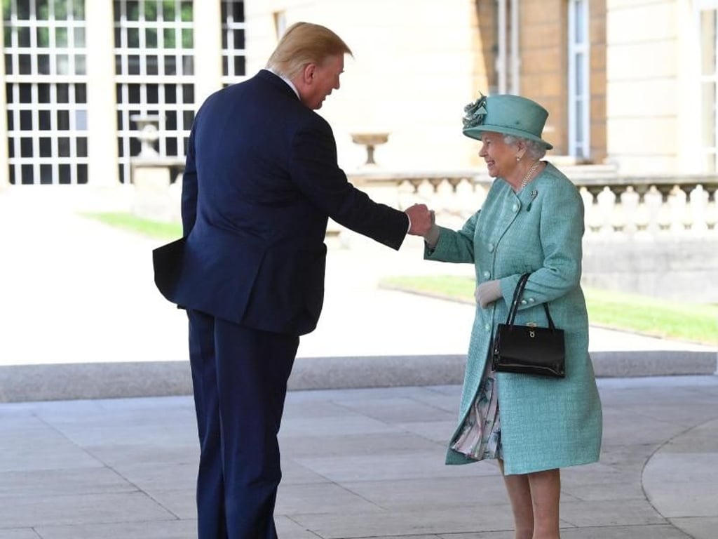 Queen Elizabeth II. begrüßt US-Präsident Donald Trump bei seiner Ankunft im Buckingham Palast. Foto: Victoria Jones/PA Wire