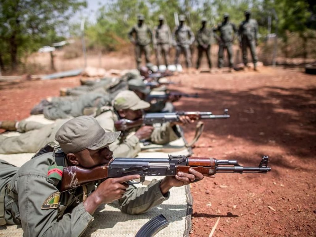 Malische Soldaten werden in Koulikoro, Mali, von UN-Soldaten der Bundeswehr trainiert. Foto: Michael Kappeler
