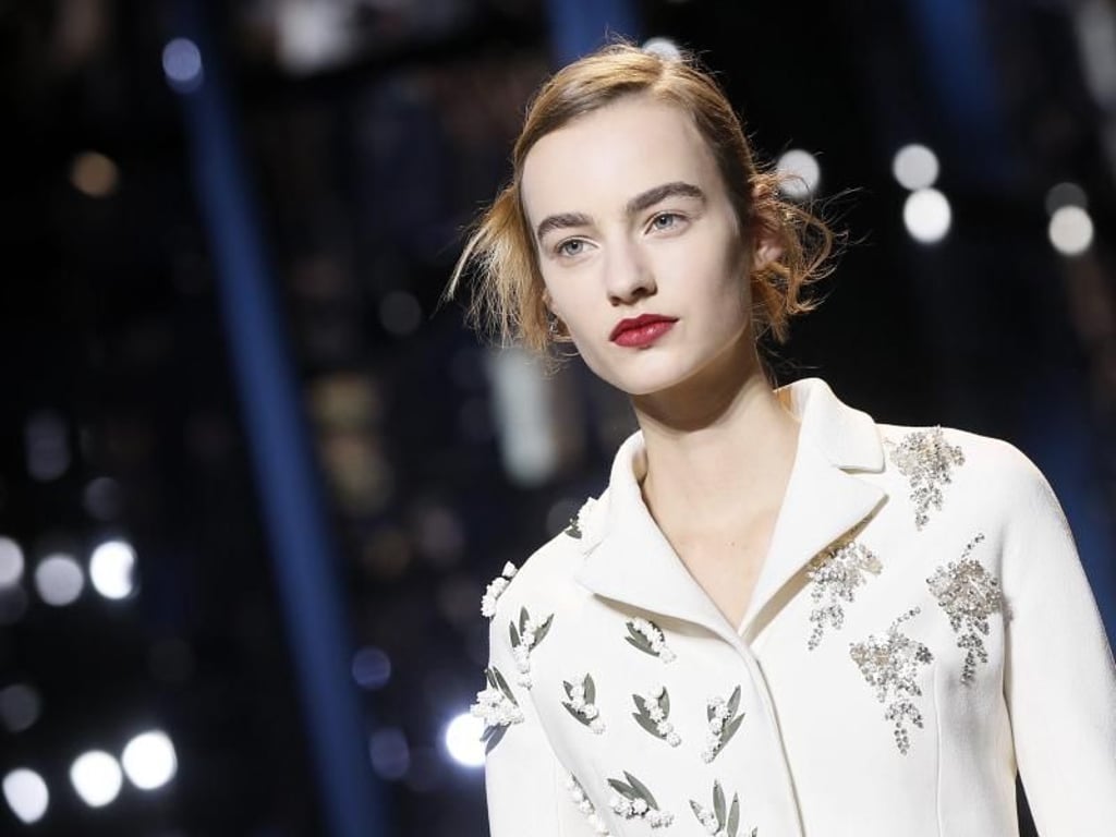 Verspielte Eleganz: Diese Dior-Jacke fällt durch Blütenstickereien auf. Foto: Etienne Laurent