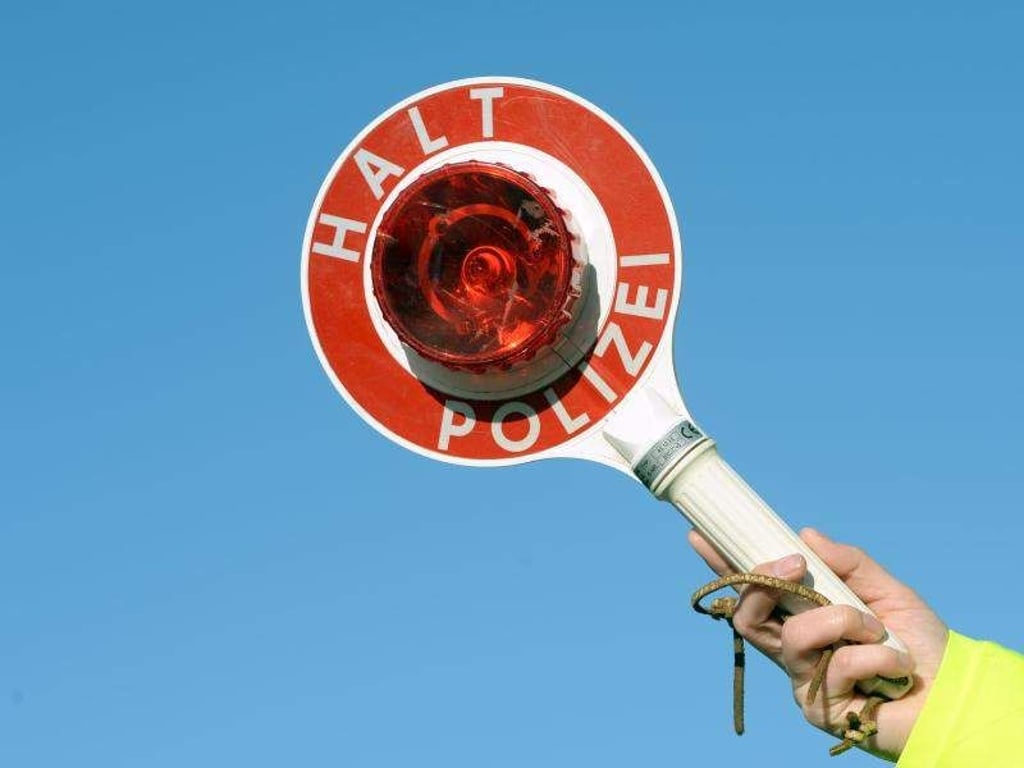Eine Kelle mit der Aufschrift: «Halt Polizei». Foto: Ralf Hirschberger/Archiv