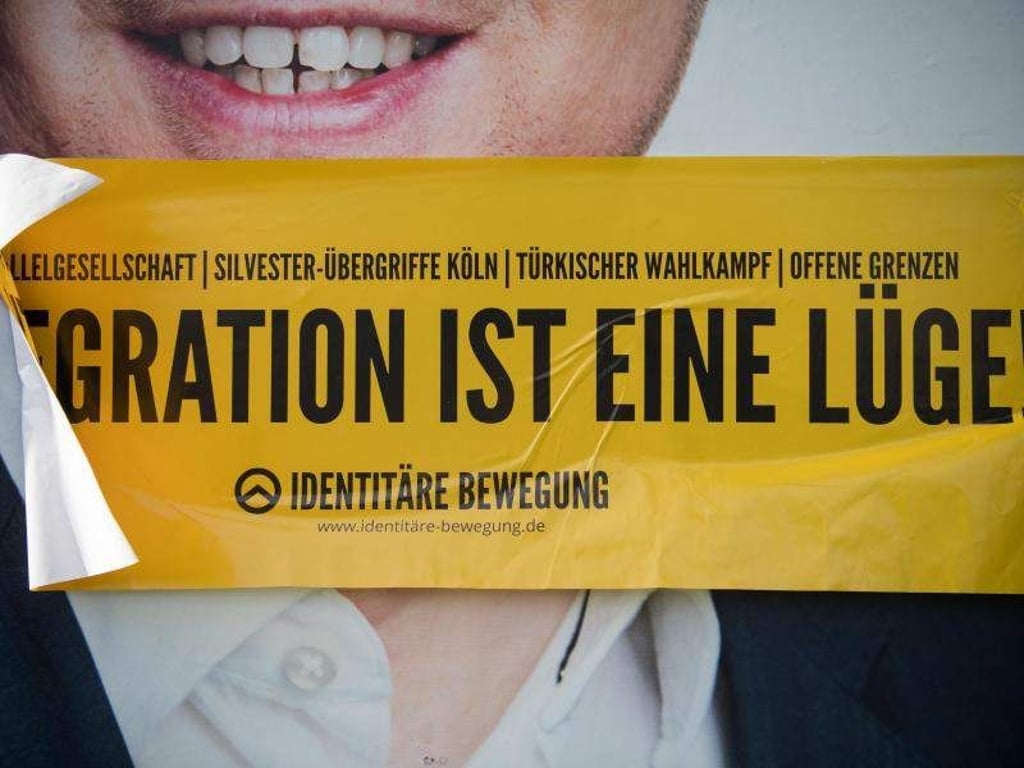 Aufkleber der rechten Identitären Bewegung auf einem Wahlplakat der SPD in Tübingen. Foto: Sebastian Gollnow