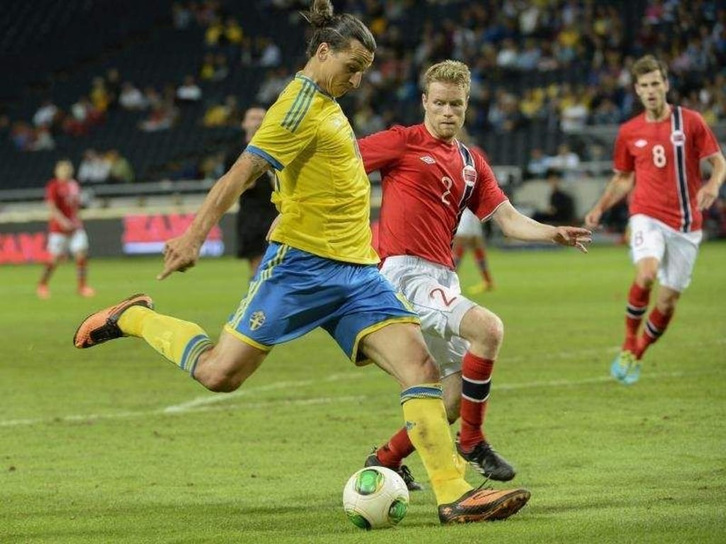Zlatan Ibrahimovic (l) erzielte für Schweden drei der Tore beim 4:2 gegen Norwegen. Foto: Leif R Jansson