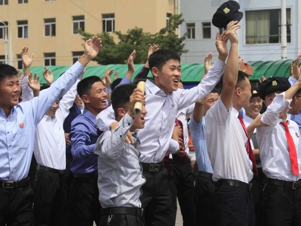 Menschen jubeln in Nordkoreas Hauptstadt Pjöngjang, während sie eine Nachrichtenübertragung verfolgen, die über einen neuen nordkoreanischen Raketentest berichtet. Foto: Jon Chol Jin