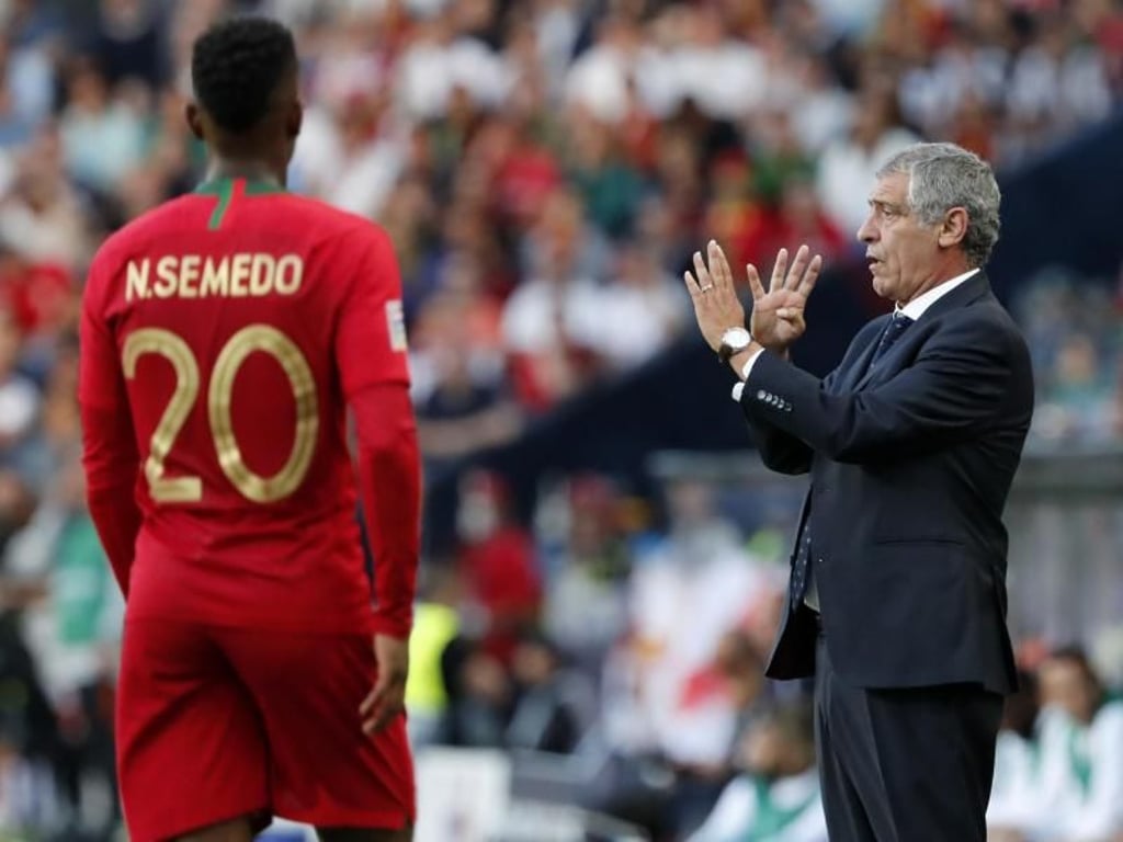 Portugals Trainer Fernando Santos (r) gibt während des Spiels Anweisungen. Foto: Armando Franca/AP