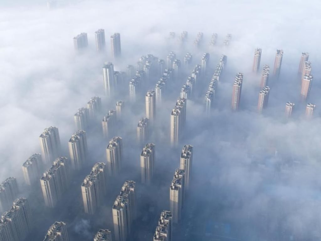 Hochhäuser ragen aus dem Smog der Stadt Nantong in der ostchinesischen Provinz Jiangsu heraus. Foto: Xu Jingbo/SIPA Asia via ZUMA Wire