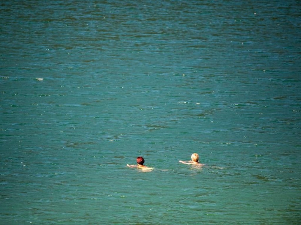 Sommerzeit ist Badezeit - zwei Frauen schwimmen im Sylvensteinstausee. Foto: Lino Mirgeler