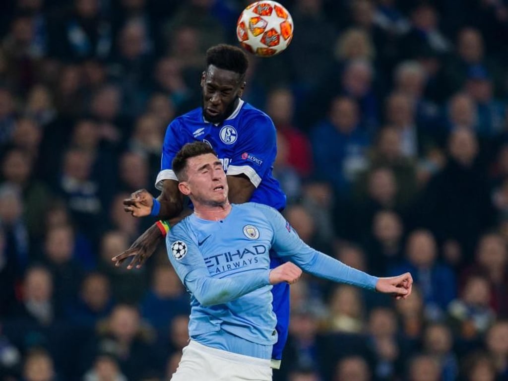 Schalkes Salif Sane (oben) gewinnt das Kopfballduell gegen Manchesters Aymeric Laporte. Foto: Rolf Vennenbernd