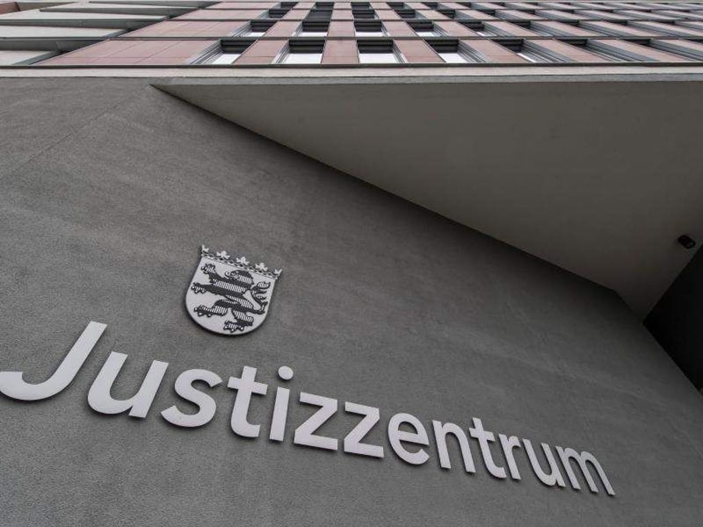In einem Verhandlungssaal des Landgerichts Wiesbaden findet der Prozess gegen den mutmaßlichen Mörder der 14-jährigen Susanna statt. Foto: Boris Roessler