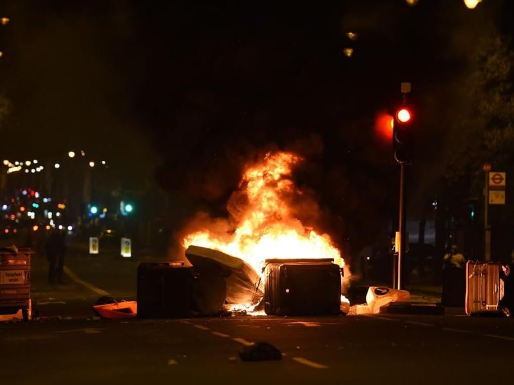 Brennende Barrikaden beim Protest in London. Foto: Lauren Hurley/Press Association Images