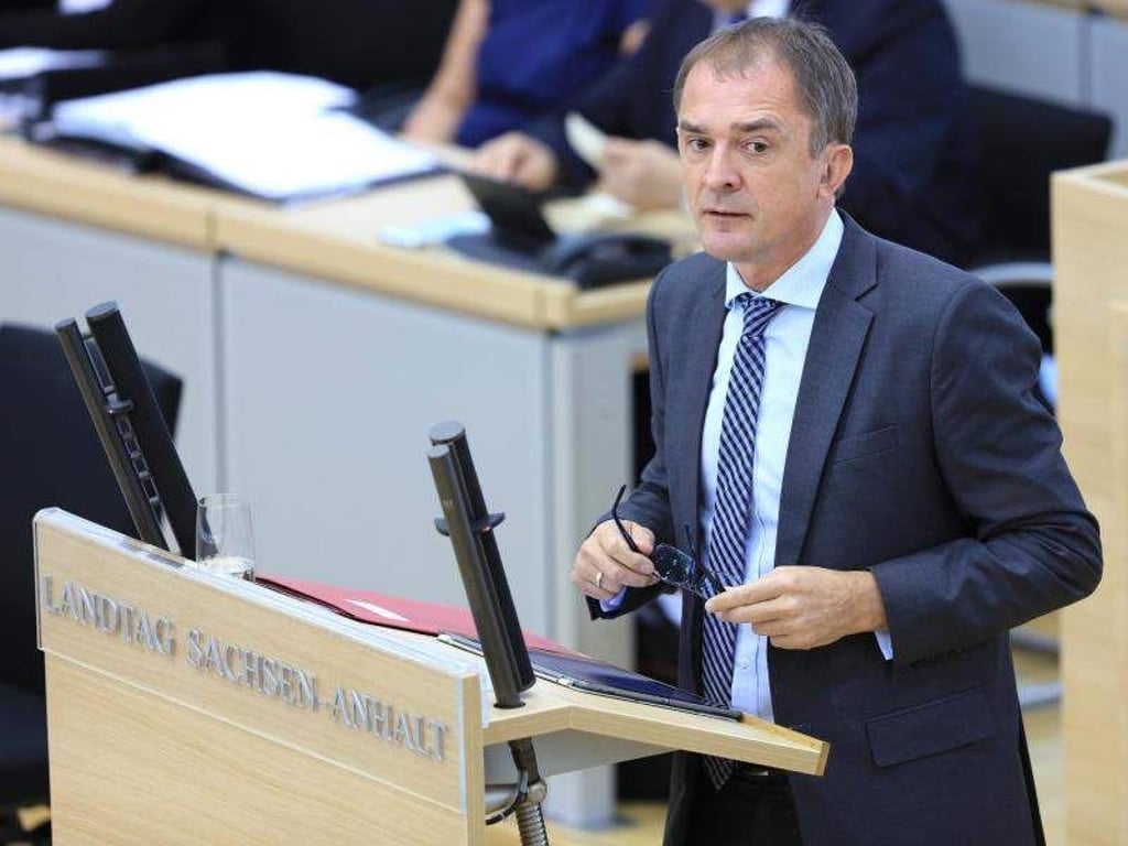 Marco Tullner (CDU) steht im Plenarsaal vom Landtag Sachsen-Anhalt. Foto: Peter Gercke/Archiv