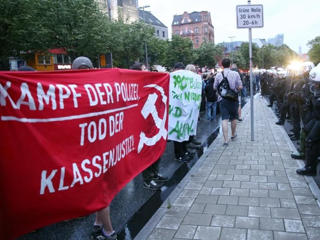 «Kampf der Polizei - Tod der Klassenjustiz» zusammen mit Hammer und Sichel: Ein Transparent während einer Demonstration Ende Juni in Hamburg. Foto: Bodo Marks