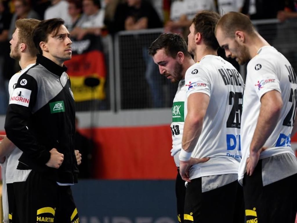 Die deutschen Handballer Patrick Groetzki, Jannik Kohlbacher, Kai Häfner und Maximilian Janke (l-r) sind nach dem EM-Aus frustriert. Foto: Monika Skolimowska