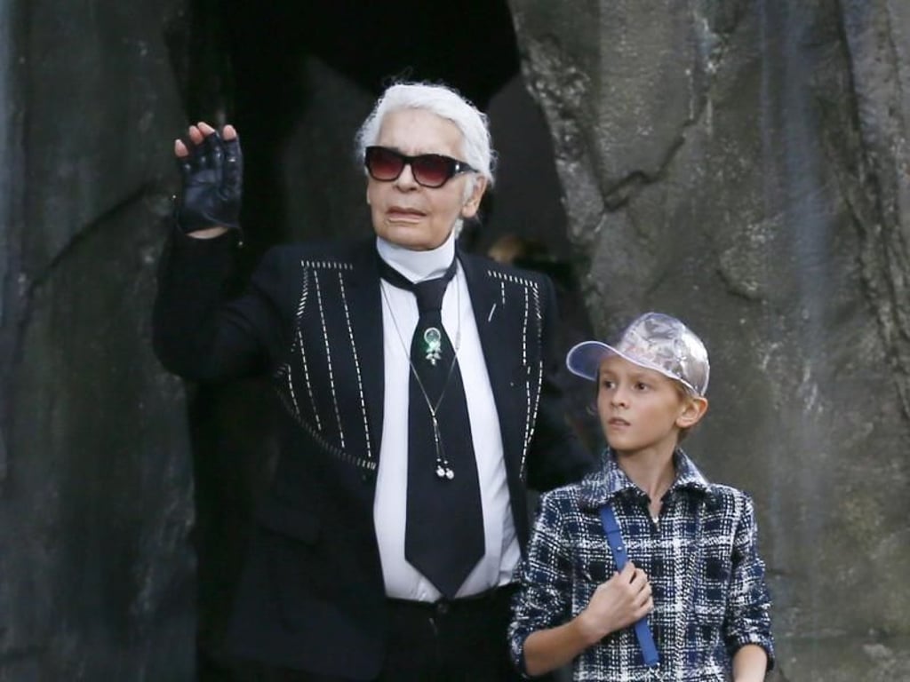 Karl Lagerfeld beendet mit US-Model und Patenkind Hudson Kroenig seine Show. Foto: Francois Mori