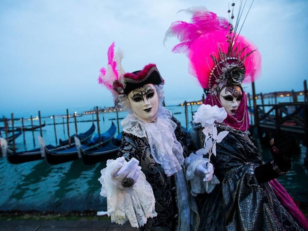 Kostümierte Menschen feiern Karneval in Venedig. Foto: Jin Yu