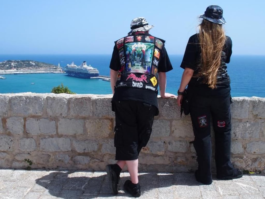 Schwarz gekleidet unter Spaniens Sonne: Die Metaller von der «Mein Schiff 1» unternehmen auch einen Ausflug auf die Partyinsel Ibiza. Foto: Peggy Günther