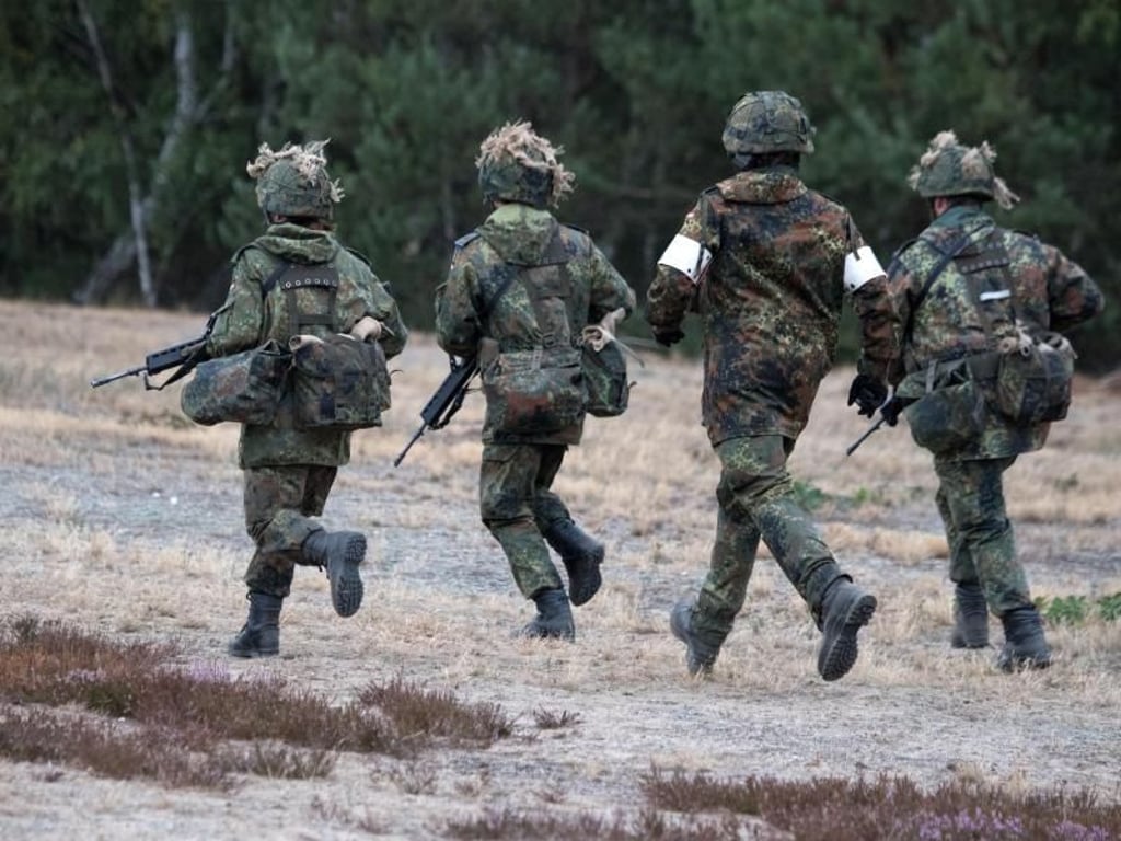 Soldaten der Bundeswehr auf den Truppenübungsplatz im brandenburgischen Lehnin. Foto: Ralf Hirschberger