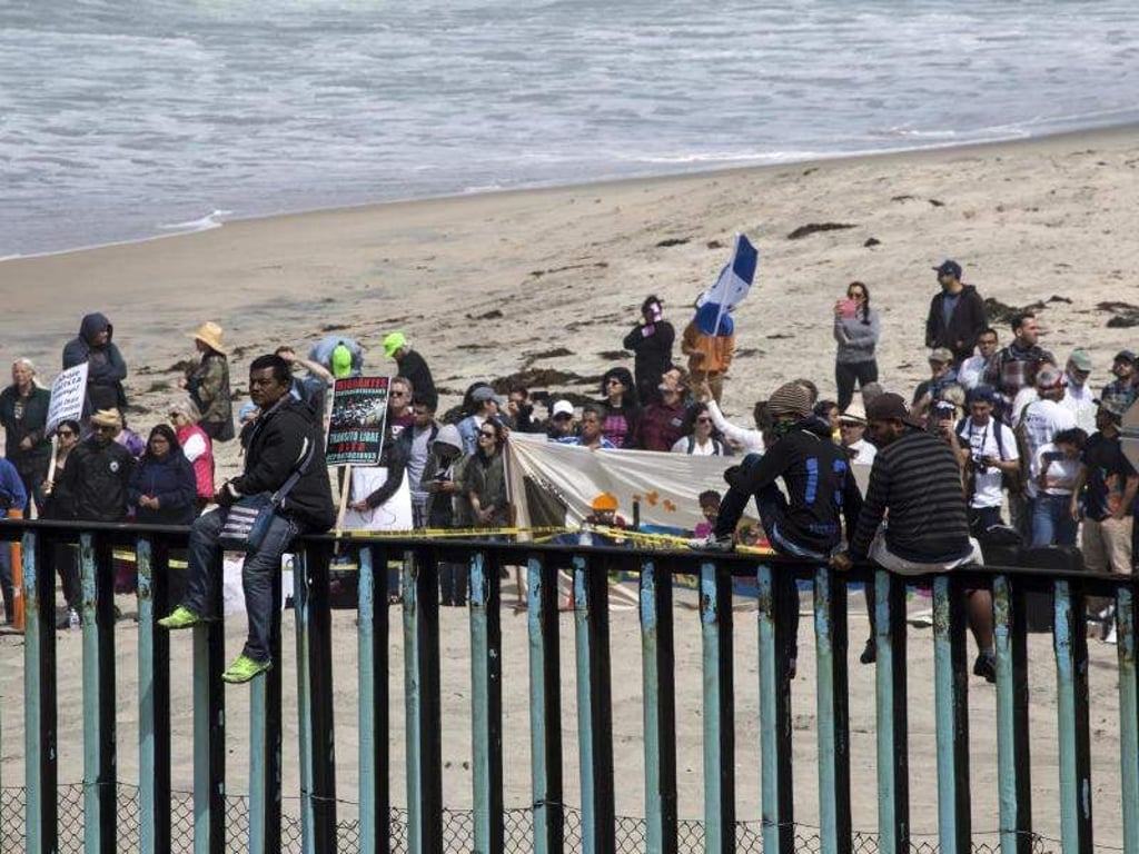 Migranten am Grenzzaun zu den USA: US-Präsident Trump will mit dem Lahmlegen der Regierung erreichen, dass ihm fünf Milliarden Dollar für eine Grenzmauer zur Verfügung gestellt werden. Foto: Eduardo Jaramillo/NOTIMEX